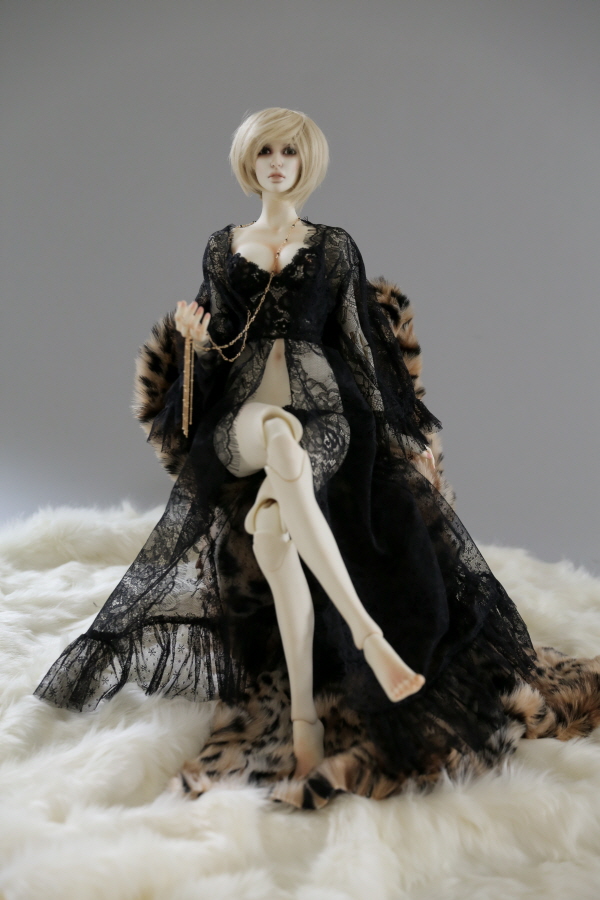 antique-lace-gown_600900-01